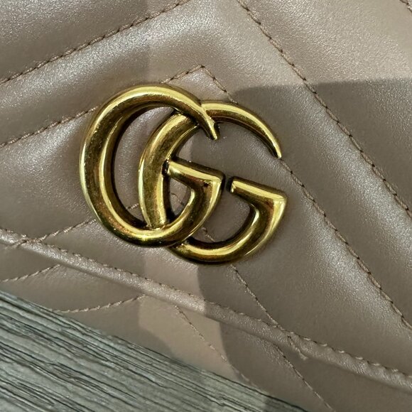 GUCCI Dusty Rose Leather Wallet with Gold Detail - Picture 3 of 8